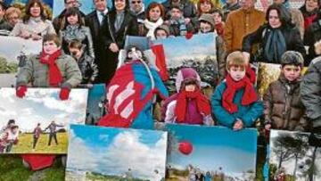 <b>BONITO ACTO. </b>Los niños posaron en Majadahonda y a Gemio le regalaron una camiseta del Atlético.