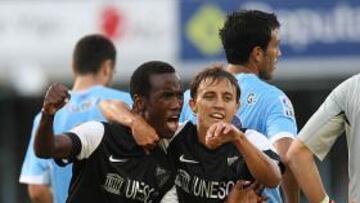 <b>DECISIVO. </b>Buonanotte (a la derecha) felicita a Fabrice por el gol que marcó el camerunés y que le dio el triunfo al Málaga.