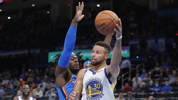 Stephen Curry, ante Luguentz Dort durante el Oklahoma City Thunder-Golden State Warriors.