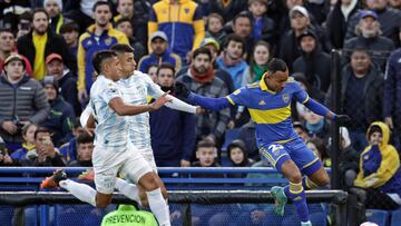 Boca Juniors' Colombian forward Sebastian Villa (R) controls the ball past Atletico Tucuman's defender Martin Garay (L) and midfielder Joaquin Pereyra during their Argentine Professional Football League Tournament 2022 match at La Bombonera stadium in Buenos Aires, on August 28, 2022. (Photo by ALEJANDRO PAGNI / AFP) (Photo by ALEJANDRO PAGNI/AFP via Getty Images)