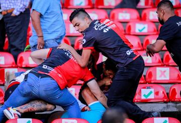 La novena jornada de la Liga MX tuvo que ser suspendida tras la batalla campal entre los hinchas del Atlas y de Querétaro. Según las autoridades hay 22 heridos, dos graves.