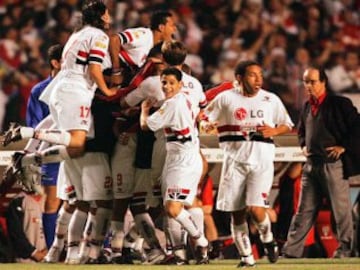 Sao Paulo también se ha consagrado monarca continental tres veces (1992, 1993 y 2005). La imagen corresponde a su última conquista en este evento en 2005, año en que derrocaron en la Final al Atlético Paranaense. El Tricolor Paulista debe superar al César Vallejo de Perú para acceder a la fase de grupos de la Copa Libertadores; en caso de eliminar al conjunto inca, integraría el grupo 1 junto con el actual campeón River Plate, The Strongest y Trujillanos.