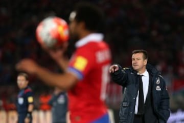 El director técnico de Brasil Dunga (d) gesticula hoy, jueves 8 de octubre de 2015, durante el partido entre Chile y Brasil en el Estadio Nacional de Santiago de Chile, por la primera fecha de las eliminatorias suramericanas al Mundial Rusia 2018. EFE/Mario Ruiz