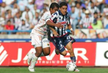 Imagen del juego Monterrey 3-2 Jaguares de la Jornada 15 del Clausura 2007. En acción, Jesús 'Cabrito' Arellano es marcado por Melvin Brown.