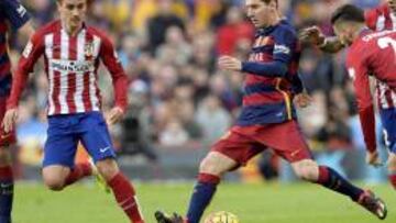 Barcelona&#039;s Argentinian forward Lionel Messi (C) vies with  Atletico Madrid&#039;s French forward Antoine Griezmann (L) and Atletico Madrid&#039;s Argentinian midfielder Augusto Fernandez (R) during the Spanish league football match FC Barcelona vs Club Atletico de Madrid at the Camp Nou stadium in Barcelona on January 30, 2016.   AFP PHOTO/ JOSEP LAGO