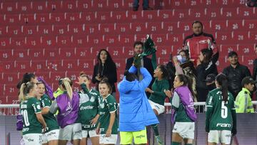 AME8286. QUITO (ECUADOR), 26/10/2022.- Jugadoras de Palmeiras celebran la victoria ante el América, durante un partido por la semifinal de la Copa Libertadores femenina entre el Palmeiras de Brasil y el América de Cali de Colombia, hoy, en el estadio Rodrigo Paz Delgado de la ciudad de Quito (Ecuador). EFE/ Rolando Enríquez