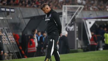 Futbol, Colo Colo vs Alianza Lima.
Fase de grupos, Copa Libertadores 2024.
El entrenador de Colo Colo Jorge Almiron es fotografiado contra Alianza Lima durante el partido de copa libertadores por el grupo A disputado en el estadio Monumental en Santiago, Chile.
23/04/2024
Jonnathan Oyarzun/Photosport
Football, Colo Colo vs Alianza Lima.
Group stage, Copa Libertadores 2024.
Colo Colo's head coach Jorge Almiron pictured against Alianza Lima during the copa libertadores match for group A at the Monumental stadium in Santiago, Chile.
23/04/2024
Jonnathan Oyarzun/Photosport