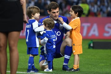 Iker Casillas junto a sus dos hijos, Lucas y Martín.