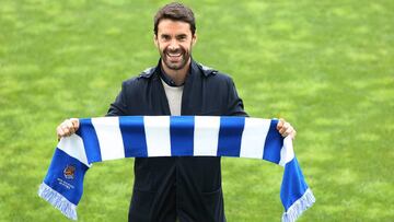 El capitán Xabi Prieto celebra esta noche un partido histórico con la Real.