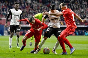 Carlos Soler entre Ángel Correa y Héctor Herrera.