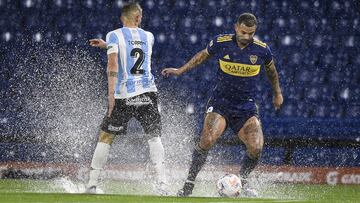 BUENOS AIRES, ARGENTINA - AUGUST 08: Edwin Cardona of Boca Juniors drives the ball during a match between Boca Juniors and Argentinos Juniors as part of Torneo Liga Profesional 2021 at Estadio Alberto J. Armando on August 8, 2021 in Buenos Aires, Argentina. (Photo by Marcelo Endelli/Getty Images)