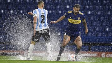BUENOS AIRES, ARGENTINA - AUGUST 08:  Edwin Cardona of Boca Juniors drives the ball during a match between Boca Juniors and Argentinos Juniors  as part of Torneo Liga Profesional 2021 at Estadio Alberto J. Armando on August 8, 2021 in Buenos Aires, Argentina. (Photo by Marcelo Endelli/Getty Images)