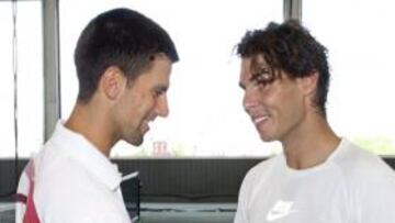 <b>EL RETO. </b>Novak Djokovic y Rafa Nadal bromean en un acto. Hoy la cosa irá en serio.