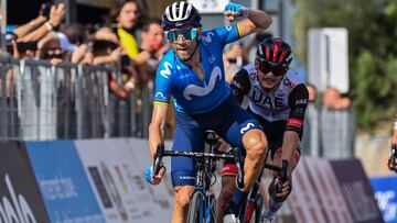 Alejandro Valverde celebra su victoria en la tercera etapa del Giro de Sicilia 2021.