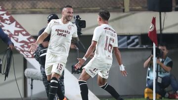 AME7380. LIMA (PERÚ), 04/05/2023.- Emanuel Herrera (i) de Universitario celebra hoy con su compañero Martín Pérez tras anotar contra Santa Fe, durante un partido por el Grupo G de la Copa Sudamericana en el Estadio Monumental en Lima (Perú). EFE/ Paolo Aguilar