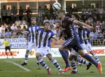 El defensa del Eibar Borja Ekiza (d) con el balón ante el centrocampista de la Real Sociedad Gorka Elustondo (i) durante el partido de la primera jornada de Liga de Primera División disputado en el estadio de Ipurua. 