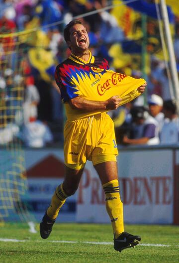 Tras su aventura por España con el Atlético de Madrid y Real Sociedad. El exdelantero regresó a México con el América para militar tres años en los que marcó alrededor de 40 goles.
