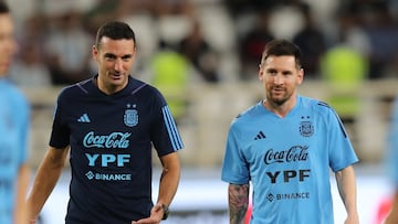 Abu Dhabi (United Arab Emirates), 14/11/2022.- Argentina's head coach Lionel Scaloni (L) and Lionel Messi (R) attend their team's training session in Abu Dhabi, United Arab Emirates, 14 November 2022. Argentina will face the UAE on 15 November 2022 in preparation for the upcoming FIFA World Cup 2022 in Qatar. (Mundial de Fútbol, Emiratos Árabes Unidos, Catar) EFE/EPA/ALI HAIDER
