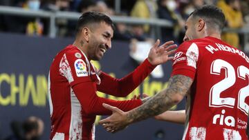 Correa celebra con Hermoso su gol 50 con el Atlético, el 0-3 al Cádiz el domingo.