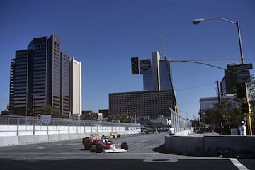 Diseñado en el centro de la ciudad junto a la plaza del Centro Cívico de Phoenix, sólo permaneció tres años y al final fue retirado debido principalmente a la baja asistencia de público y a un grave accidente de Mika Hakkinen, quien chocó contra los muros a 275 km/h provocando un intenso incendio en su monoplaza. Ayrton Senna fue el rey de Phoenix con dos victorias, superando la de Alain Prost en la inauguración. Las tres, en definitiva, para el equipo McLaren Honda.