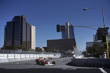 Diseñado en el centro de la ciudad junto a la plaza del Centro Cívico de Phoenix, sólo permaneció tres años y al final fue retirado debido principalmente a la baja asistencia de público y a un grave accidente de Mika Hakkinen, quien chocó contra los muros a 275 km/h provocando un intenso incendio en su monoplaza. Ayrton Senna fue el rey de Phoenix con dos victorias, superando la de Alain Prost en la inauguración. Las tres, en definitiva, para el equipo McLaren Honda.