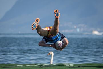 Curiosas fotografías tomadas desde el aire en la que se observa a un grupo de jugadores luchando por el balón en un campo de rugby flotante en el lago Lemán durante el Water Rugby Lausanne, un insólito torneo de tres días organizado por LUC Rugby que reunió a más de 240 jugadores en Lausana, en el oeste de Suiza.