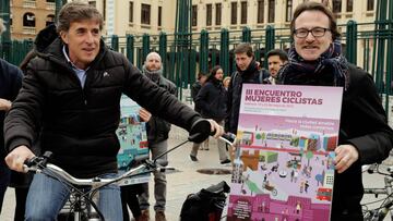 El exciclista Pedro Delgado, y el concejal de Movilidad Giuseppe Grezi, momentos antes de iniciar en bicicleta un tramo del anillo ciclista de Valencia, con motivo del Congreso de la Bici organizado por la Concejalía de Movilidad Sostenible.