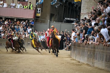 El Palio de Siena (Palio di Siena) es una carrera de caballos de origen medieval que enfrenta a los distritos de la ciudad de Siena dos veces al año. La primera carrera se celebra el dos de julio (Palio di Provenzano) y la segunda el 16 de agosto (Palio d