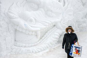 Una mujer pasa junto una escultura de hielo cerca del estadio olímpico de PyeongChang