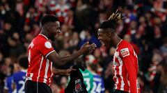 Iñaki felicita a Nico al final del partido ante el Atleti para celebrar el pase a la final de Copa.