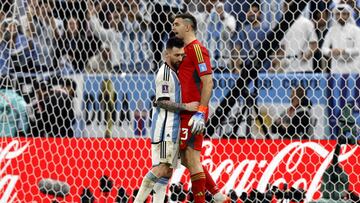 Lusail (Qatar), 09/12/2022.- Goalkeeper Emiliano Martinez of Argentina (R) reacts with Lionel Messi during the penalty shoot out of the FIFA World Cup 2022 quarter final soccer match between the Netherlands and Argentina at Lusail Stadium in Lusail, Qatar, 09 December 2022. (Mundial de Fútbol, Países Bajos; Holanda, Estados Unidos, Catar) EFE/EPA/Rungroj Yongrit
