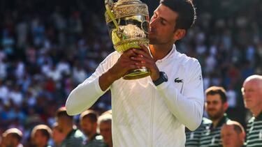 Novak Djokovic besa el trofeo de su séptimo Wimbledon, que también es su 21º Grand Slam.