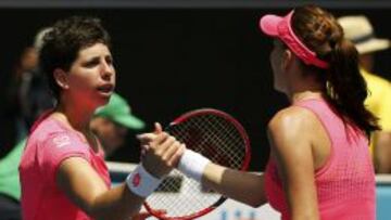 Carla Su&aacute;rez saluda a Radwanska tras disputar el encuentro que despide a la espa&ntilde;ola del Open de Australia.