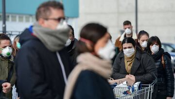 Medidas de prevenci&oacute;n en los supermercados italianos de Casalpusterlengo por la amenaza del Coronavirus.