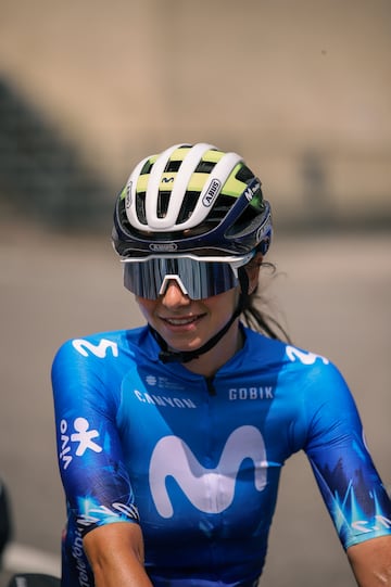 Lippert sonríe durante un entrenamiento con el Movistar previo al Giro Women.