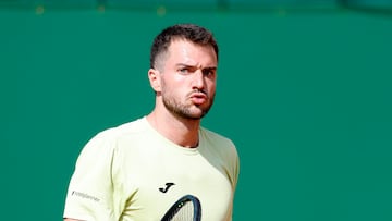 ROQUEBRUNE CAP MARTIN (France), 08/04/2025.- Pedro Martinez of Spain in action during his first round match against Lorenzo Sonego of Italy at the ATP Monte Carlo Masters tennis tournament in Roquebrune Cap Martin, France, 08 April 2025. (Tenis, Francia, Italia, España) EFE/EPA/SEBASTIEN NOGIER