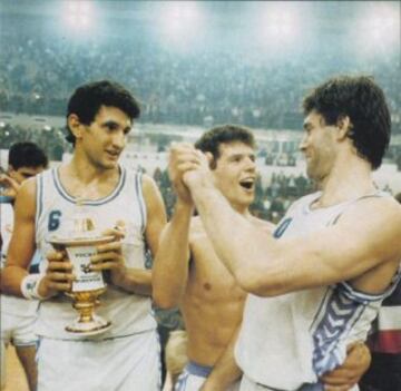 En 1988 firmó por el Real Madrid, en el que sólo estuvo una temporada. Con el club blanco ganó una Copa del Rey (1989) y una Recopa de Europa (1989) donde anotó 62 puntos en la final. En la imagen celebra el triunfo con Romay y Fernando Martín.