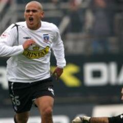 Cuerpo técnico albo contacta a Suazo para anticipar su regreso