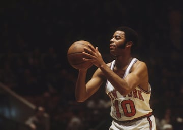 <b>- Años en la NBA:</b> 1967-1980 <br> <b>- Equipos:</b> New York Knicks y Cleveland Cavaliers. <b>- Medias de su carrera:</b> 18,9 puntos, 5,9 rebotes, 6,1 asistencias. <br> <b>- Mejor temporada:</b> (1971-72) 23,2 puntos, 6,7 rebotes, 5,8 asistencias. <br> <b>- Méritos:</b> Dos veces campeón, siete veces all star, cuatro veces en el Mejor Quinteto. <br> <br> Un ícono en Nueva York y uno de los rostros de los dos únicos anillos que han ganado los Knicks en su historia (1970 y 1973). Durante seis años seguidos promedió al menos 20 puntos, 6 rebotes y 6 asistencias, y además fue uno de los primeros bases expertos en robar balones y salir a la contra. Puro carismo y una leyenda de los mejores Knicks.