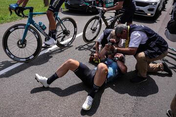 El ciclista nacido en la Isla de Man ha abandonado el Tour de Francia tras romperse la clavícula en una durísima caída durante la octava etapa. A 63 km de meta, y cuando iba a 44,9 km/h, el británico se fue al suelo y tuvo que abandonar.