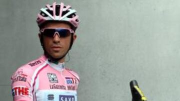 <b>CENTRADO EN EL GIRO. </b>Alberto Contador posa con la maglia rosa.