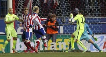 Jugada del penalti no señalado por el árbitro Gil Manzano por mano de Jordi Alba.