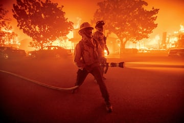 Los bomberos combaten el incendio Palisades, que quema varias estructuras en el barrio de Pacific Palisades de Los ?ngeles.