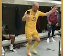 El baile de Pepe Reina por la permanencia del Aston Villa