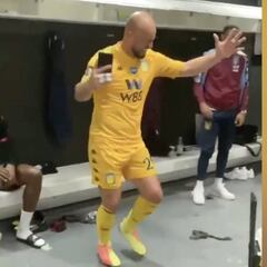 El show de Pepe Reina en el vestuario del Aston Villa que arrasa en Inglaterra