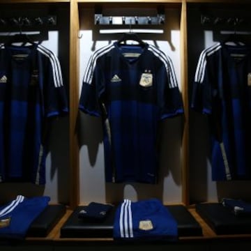 Adidas Argentina presenta la nueva camiseta visitante de la Federación Argentina de Fútbol. El diseño del kit combina los tonos de azul con el oro de la cresta.