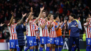 Los jugadores del Atlético saludan a su afición tras ganar al Barcelona.