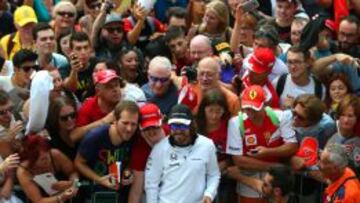 Fernando Alonso, rodeado de fans en Italia.