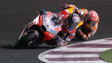 Dovizioso, perseguido por M&aacute;rquez en Losail.