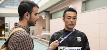 Kuniaki Ishikawa, entrenador en la cantera del Kawasaki Frontale, atiende a AS durante la disputad de la Madrid Football Cup.